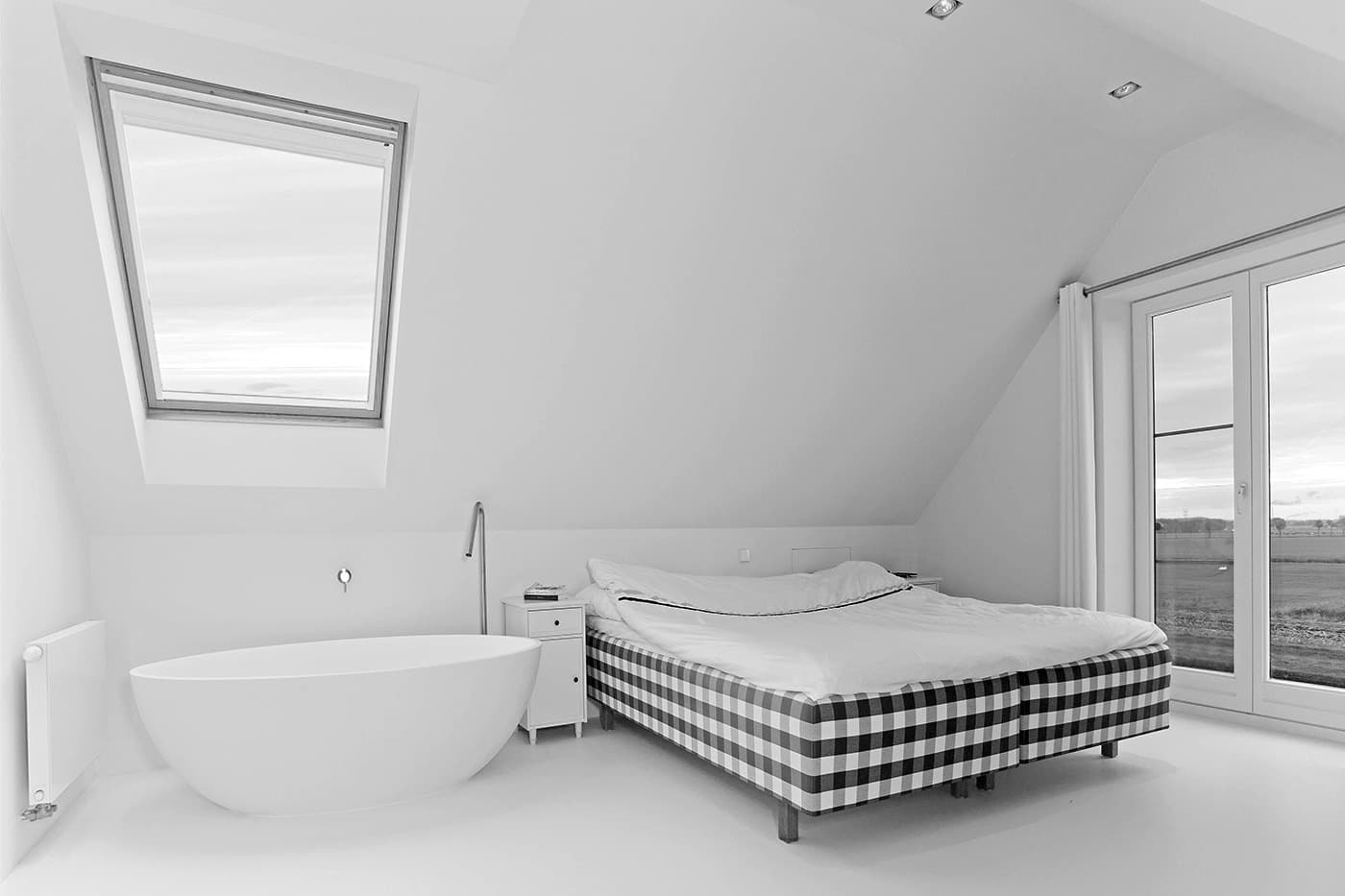 Cocoon-bath-in-bedroombad-ensuite-bathroom-freestanding-bath-tub-hastens-bed-and-bathroom