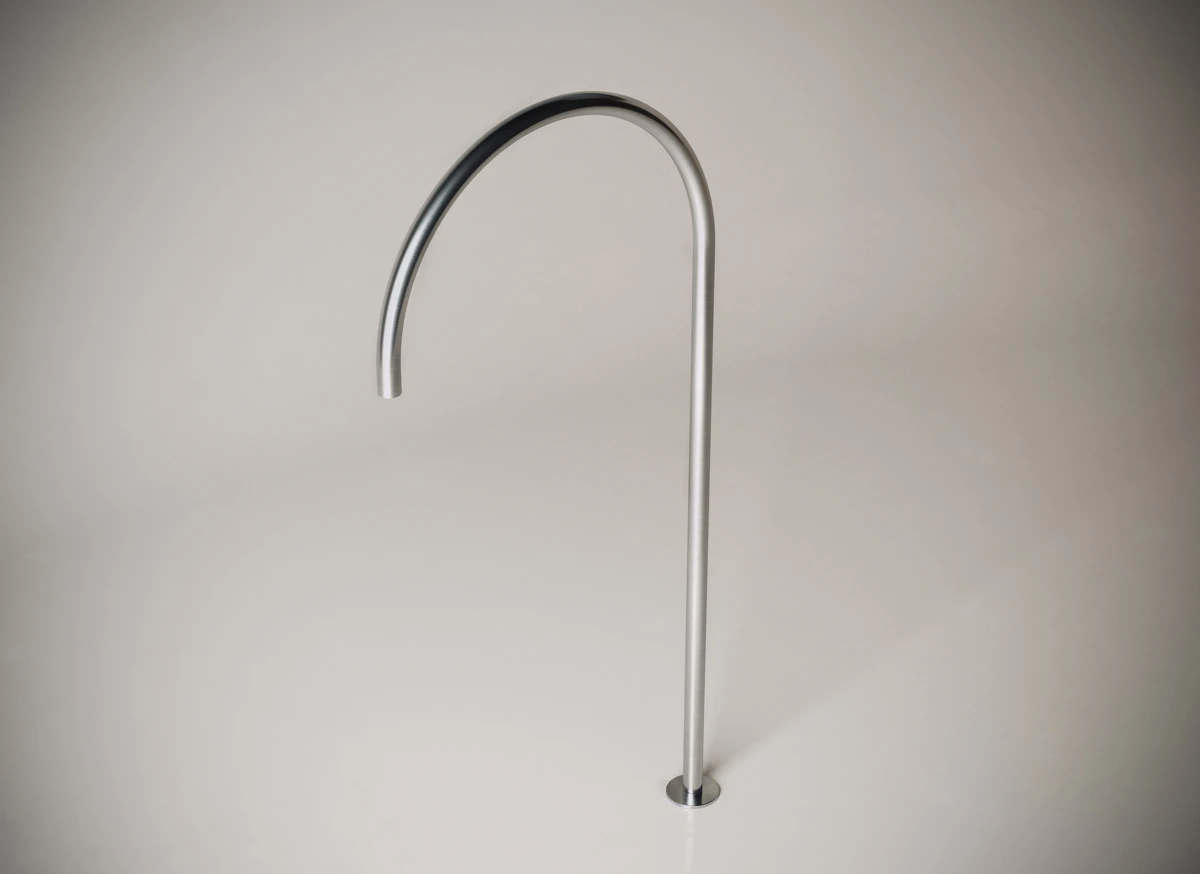 https://bycocoon.com/wp-content/uploads/2019/10/JP_35.2_XL_FLOOR_MOUNTED_BATH_FILLER_JOHN_PAWSON_BY_COCOON_R200_STEEL_02.jpg